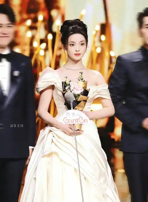 杨超越白色花苞裙小秀身材,这在内娱95花里属实有些美的突出_发展