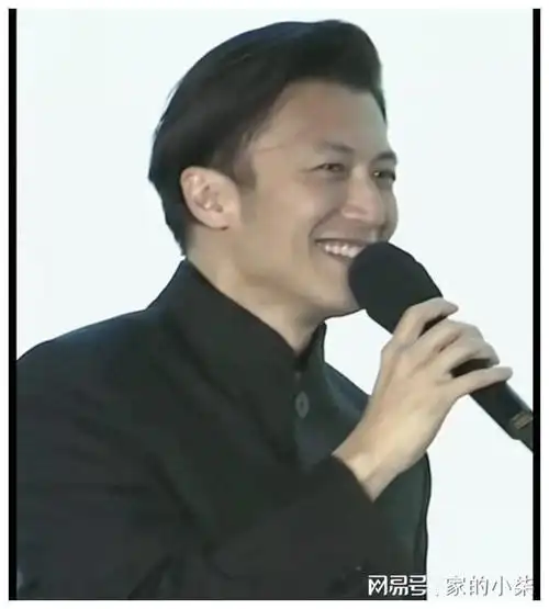 44岁谢霆锋穿新式西装耍酷,不小心暴露鼻毛,显得很邋遢油腻