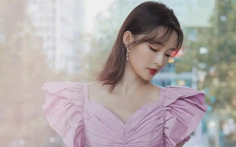 李沁香芋紫俏丽高清桌面壁纸