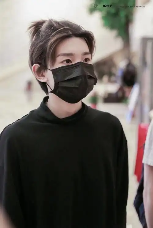 王源真的灵气 好喜欢他长发 拍大主宰的长发好好看 ,古装也好仙.