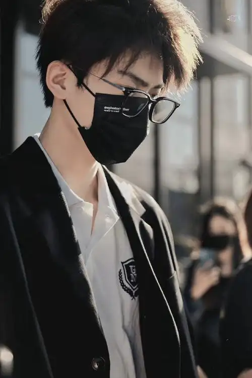周柯宇今早上班饭拍图～ 黑色西装,白衬衫,黑框眼镜……_高清图集