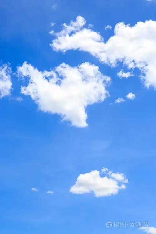 蓝蓝的天空中的云