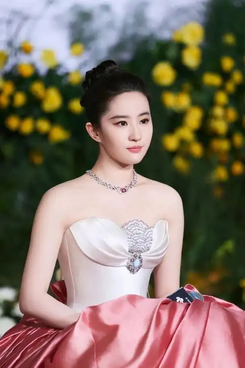 刘亦菲说喜欢黄亦玫的不同色彩##刘亦菲玫瑰的故事