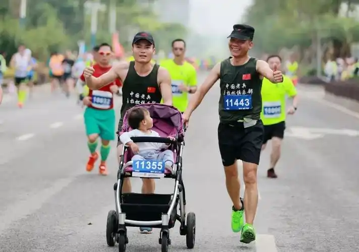 精彩!2018钦州国际半程马拉松赛暨"健康中国"马拉松系列赛开跑