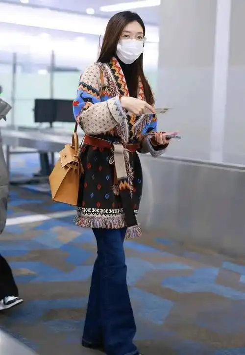 原创江疏影真是穿搭高手穿民族风针织衫配喇叭裤显气质又洋气