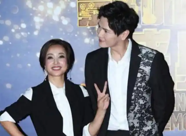 刘晓庆站在小鲜肉身旁卖萌,网友:脸到很精致却被这手看傻了