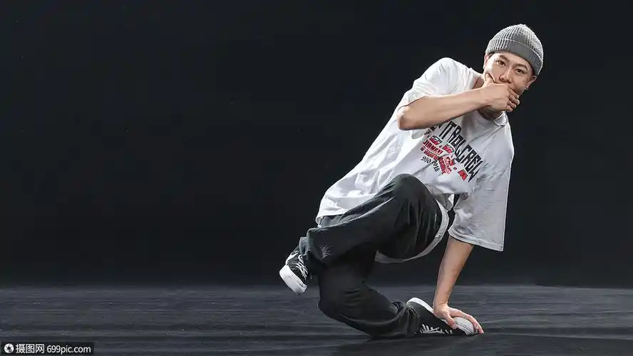 breaking街舞男孩街头90后