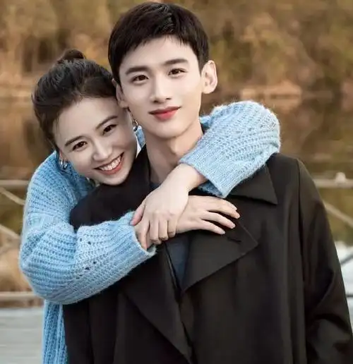 白敬亭曾经在采访中表示,自己上学时是有过女朋友的,而且也是真心喜欢