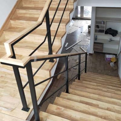 实木烤漆楼梯扶手精装修靠墙卡铁橡木把手阳台杆硬木楼道工程新品