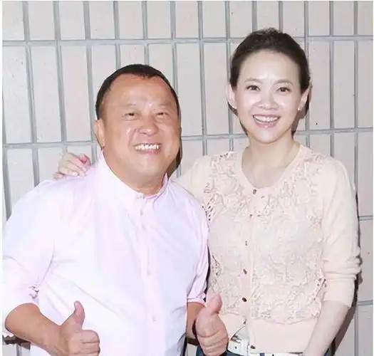 曾志伟50岁女儿老态尽显,未婚未育隐退,去国外旅游过生日