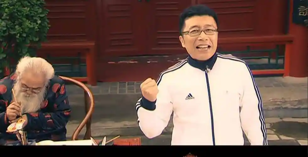 2008年,他还和群星一起演唱了《北京欢迎您》,可见其爆红程度.