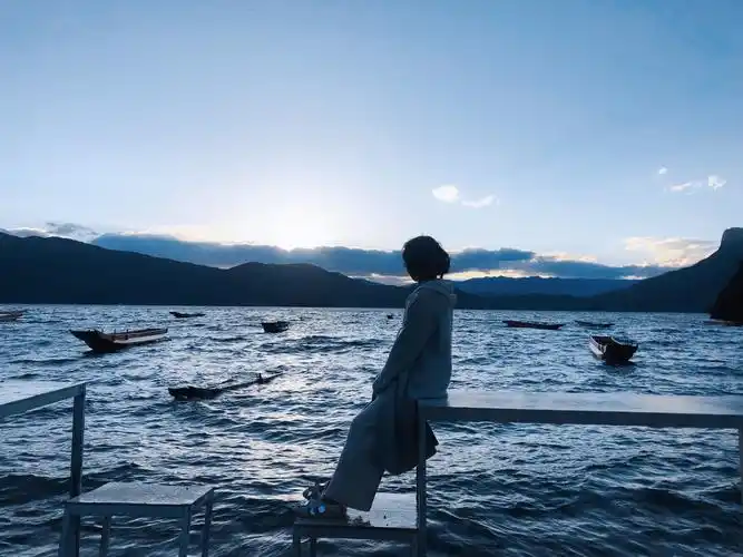 去热门景点游玩时怎样才能拍出好看的人像照片?