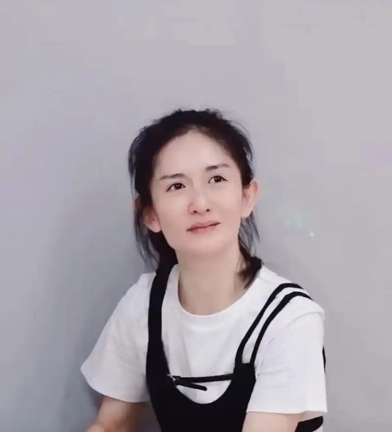 谢娜素颜的状态真好,皮肤白皙细腻,又瘦又美又青春!