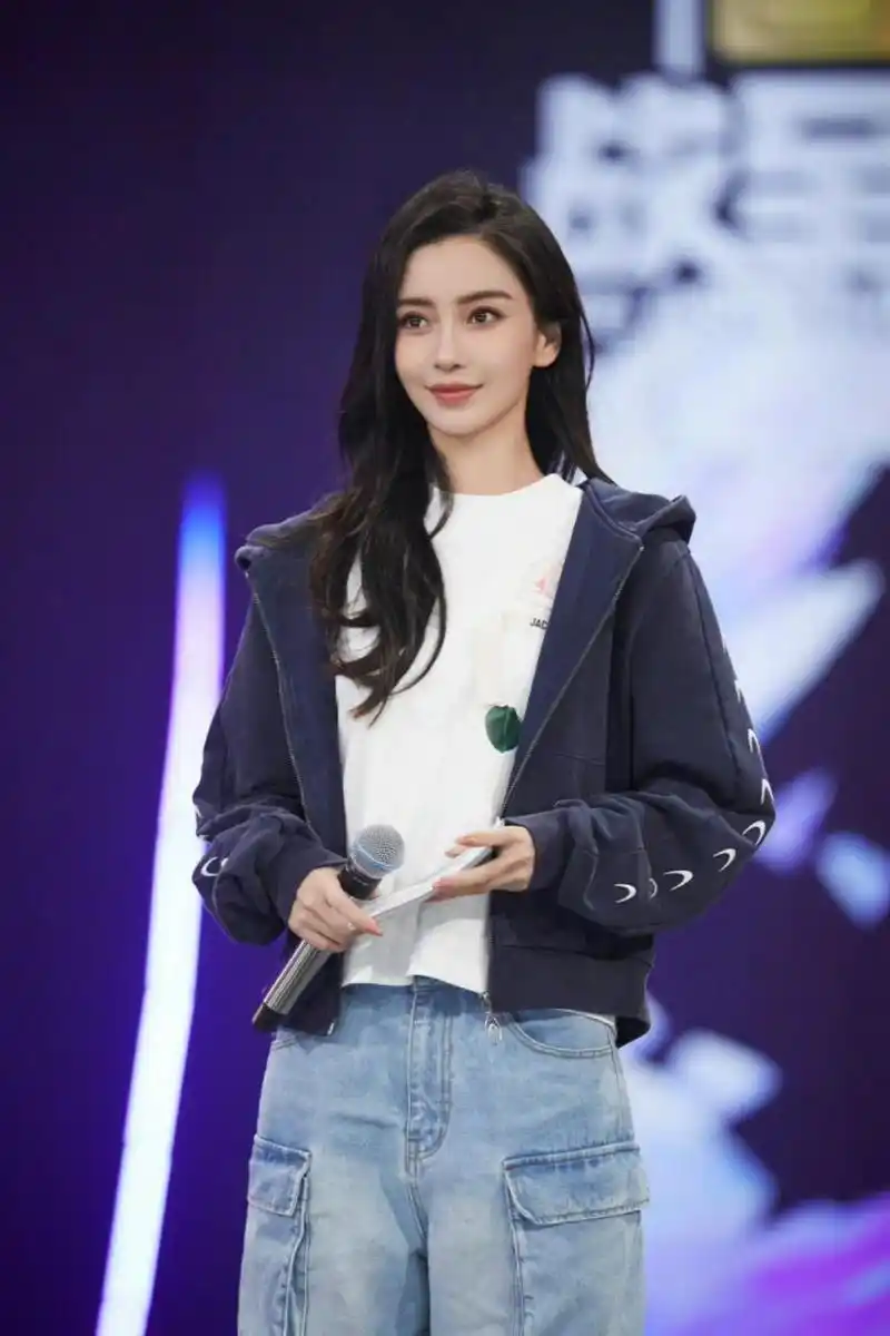 angelababy杨颖美式校园甜心穿搭 复古连帽卫衣搭配浅色牛仔裤 妥妥的