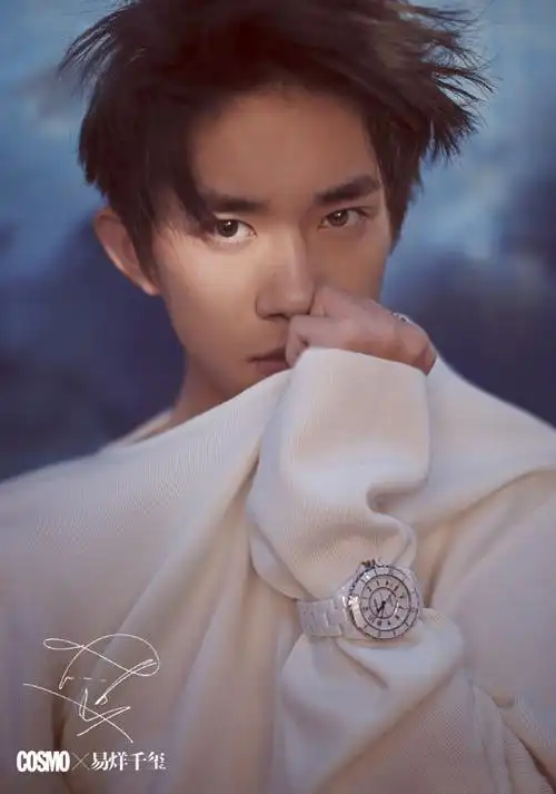 易烊千玺逢凉野性#易烊千玺《时尚cosmo》2017年收官封一米海报图