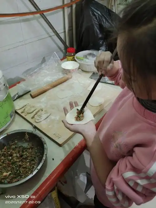 女儿自己包饺子09