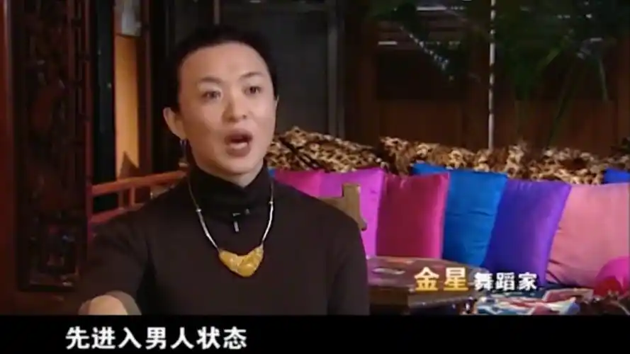 54岁金星重回男儿身?素颜着男装现身机场,潇洒帅气完全碾压当年