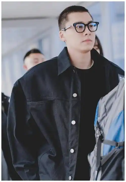 李易峰圆嘟嘟的脸真可爱,黑色牛仔外套搭配长裤,尽显男友魅力