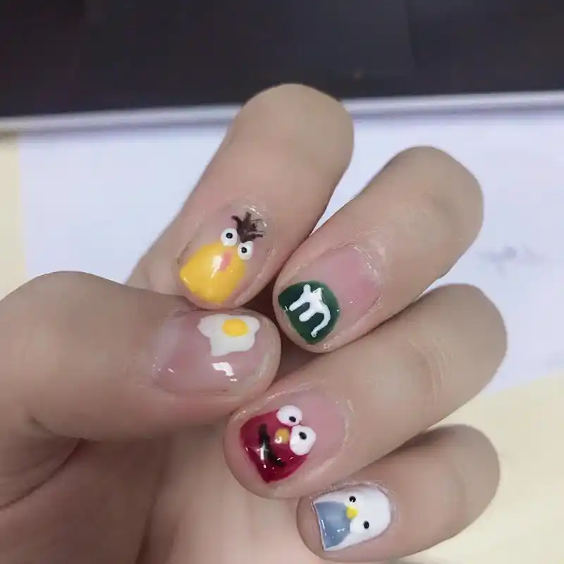 配合儿童节的美甲 可爱芝麻街蛋黄甲