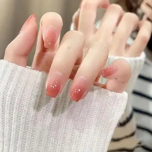 这是近期很多美甲达人都在推荐的一款颜色,它既低调又高级,既温柔又