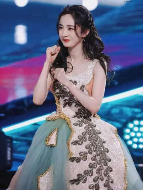 杨幂跨年演唱会今天是公主小幂