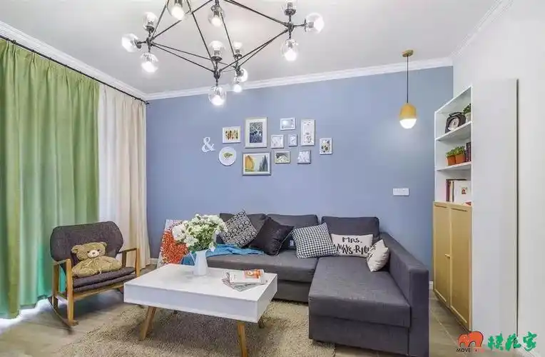 客厅整体看上去很小清新范,以天蓝色为主的沙发背景墙,搭配灰色的l字