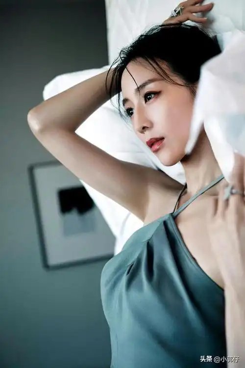 张钧甯最新活动美照,一袭蓝色挂脖子露腰鱼尾长裙,性感优雅气质