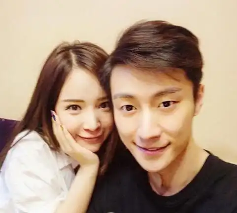 乔任梁离世三个多月生前女友再发旧照一对小可爱