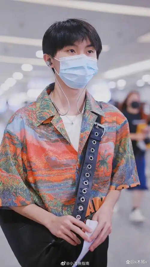 马嘉祺花衬衫身材棒棒滴