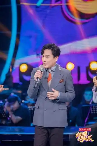 节目现场,张信哲还向大家透露了自己的音乐近况.