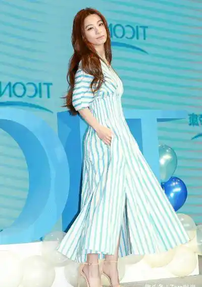 原创田馥甄37岁容貌似17穿条纹裙少女感爆棚没p图双下巴真实