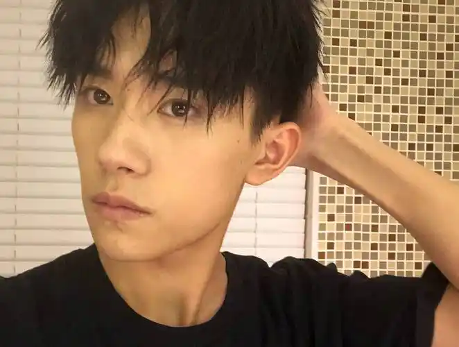 易烊千玺 #tfboys ins更新 自拍 高清 帅气