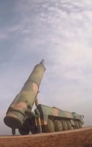 火箭军东风-26导弹再次帅气出镜,神剑出鞘直刺苍穹,谁与争锋?