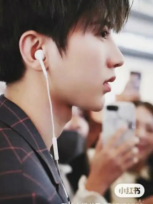 蔡徐坤帅照之优秀的下颚线