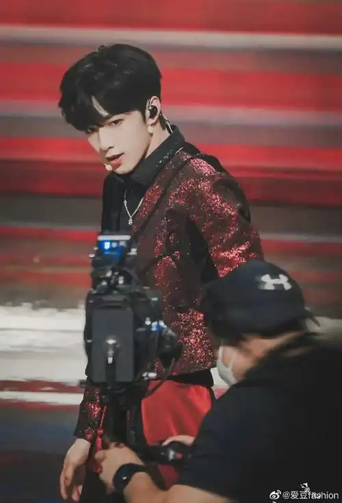 刘耀文壁纸#分享一些刘耀文舞台神图每一张都适合做壁纸,@时代少耐排