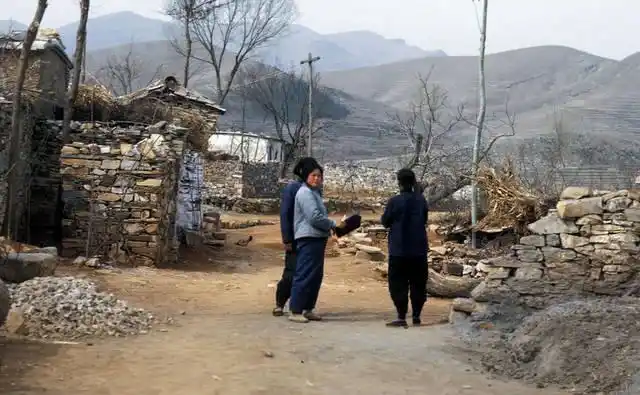 历史老图:70年代初,北方农村的石磨;随着时代的发展,现在这个东西已经