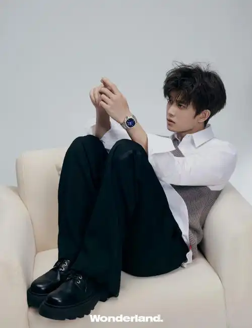 任嘉伦千面角色大片#我去,这眼神鲨我白衬衫造型是优雅贵公子黑皮衣