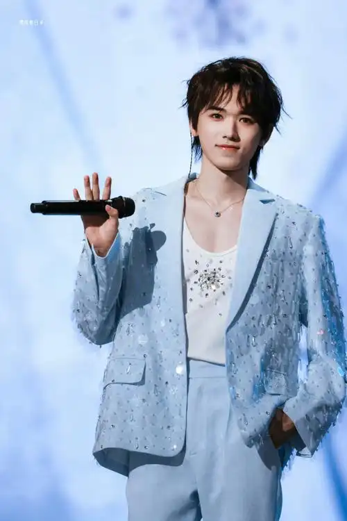 宋亚轩佩戴jelly beans系列18k金,蓝宝石,钻石项链,清新亮相#时代少年