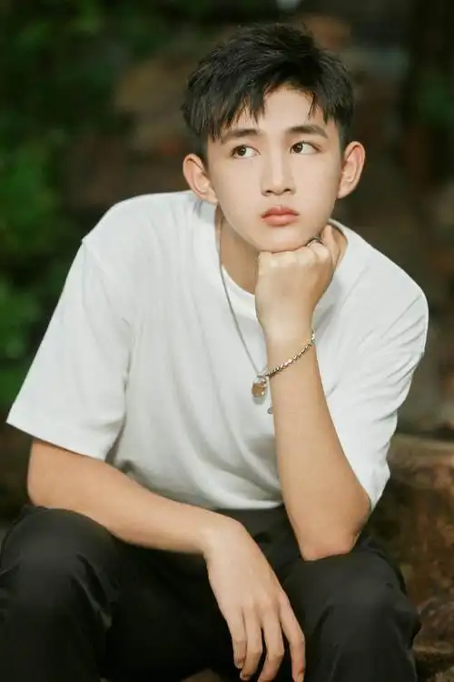 脸显矮,实际身高却很高的男明星,他才16岁就1米9了