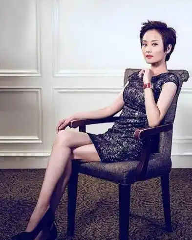 曾是大陆第一代腿玩年,老公是超级富豪,如今51岁依旧美丽迷人_李颖