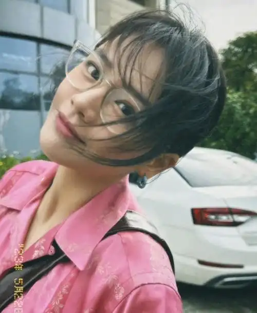 近日,马思纯通过社交媒体发布了一组照片,看起来状态不错,瘦了不少,又