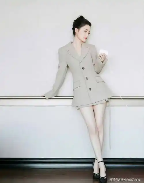 李沁最新造型,一身西装裙,肤白貌美,身材超好,真是太漂亮啦