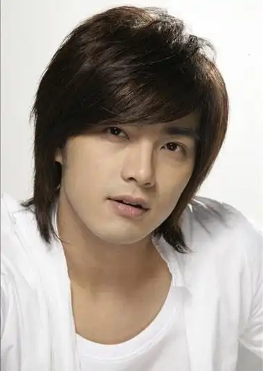 长发飘飘的美男子