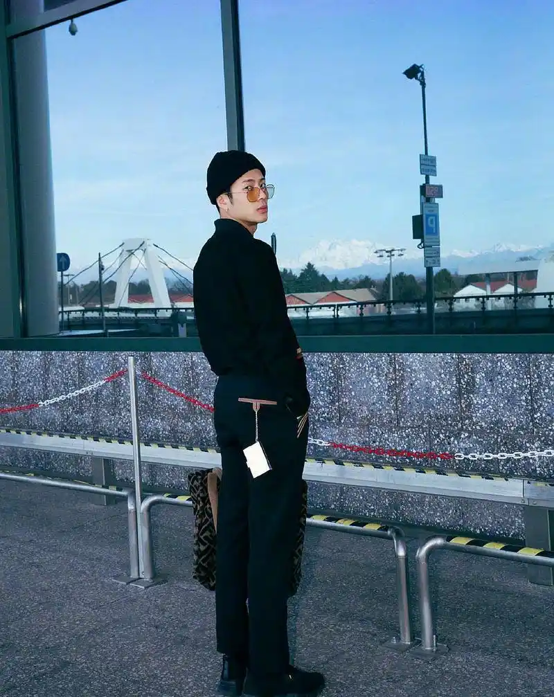 那么我们可以看到,他的下身搭配的是非常简单的一条黑色的直筒裤,但是