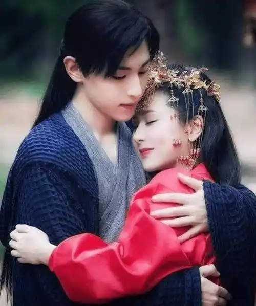 杨紫和邓伦的恋情公开了吗?两人互动甜蜜,网友:磕头,这对cp真好!