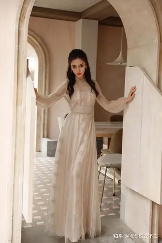 杨颖气质越来越高级身穿复古长裙化身童话中的优雅公主