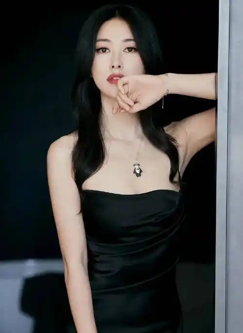 梨涡女神,性感大气又妩媚,39岁美上热搜,不愧是全球最美面孔_朱珠