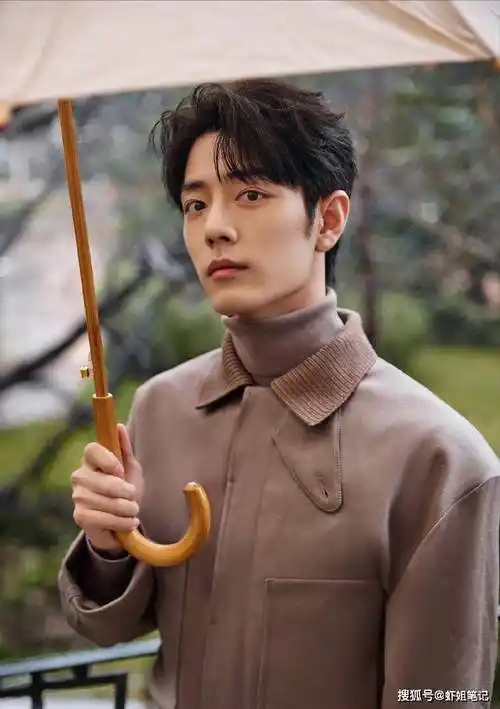 港媒报道肖战荣登全球最帅男星榜top1,颜值与实力兼备引领国际