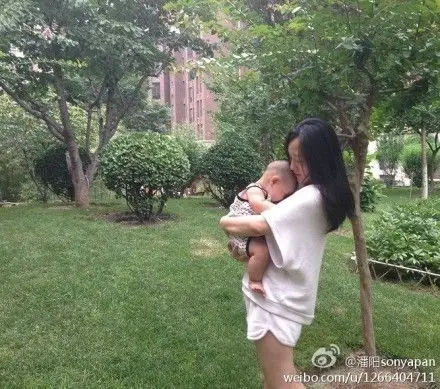 潘阳抱爱子母爱浓