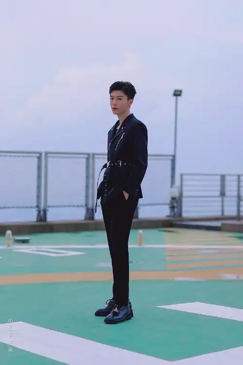 [范丞丞][分享]201028 丞星姐姐们请注意!大长腿丞丞物料合集来袭